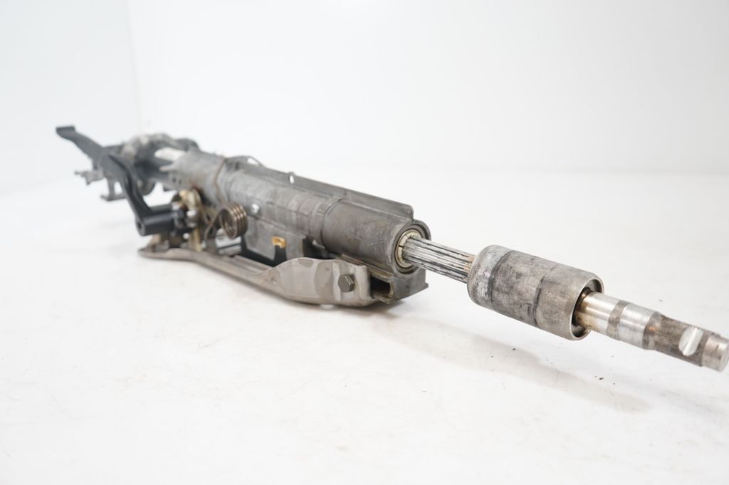 Steering wheel axle (7)