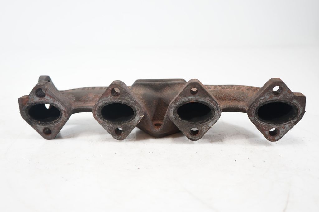 Exhaust manifold (8)