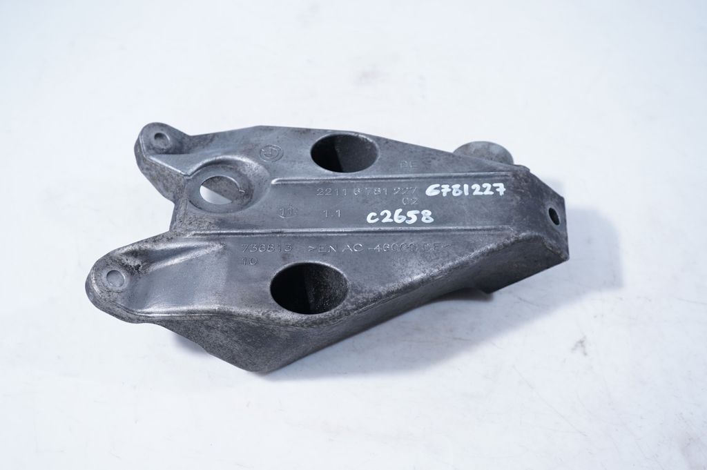 Engine mounting bracket