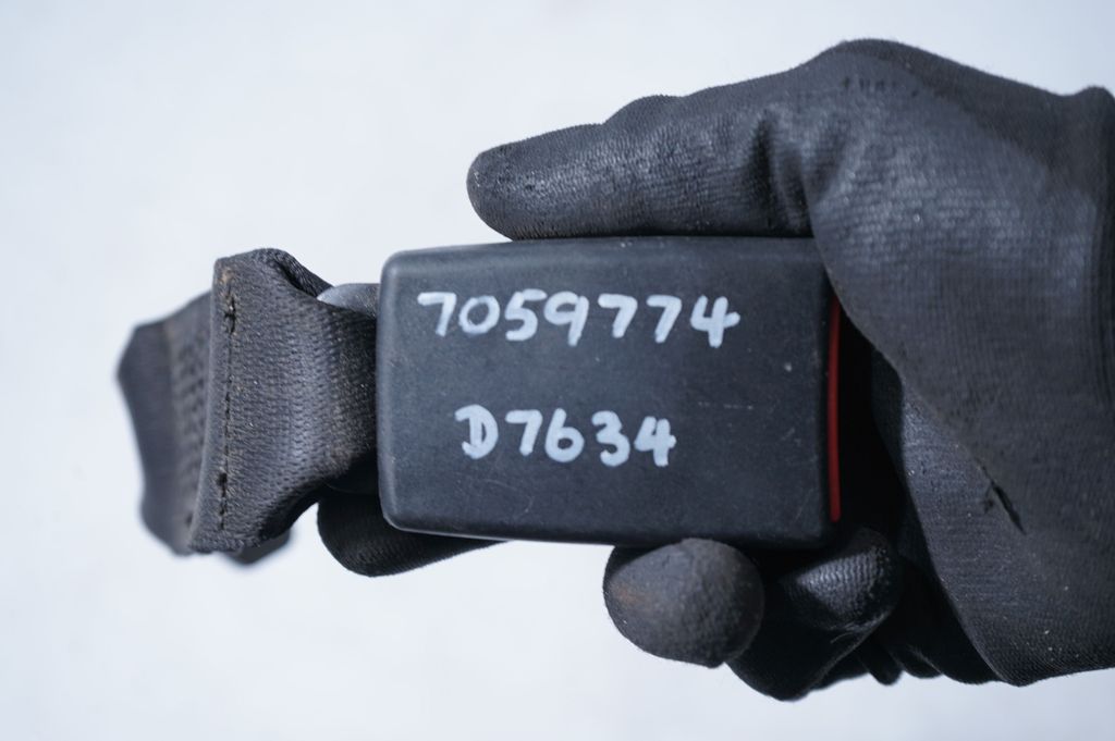 Rear seatbelt buckle (7)