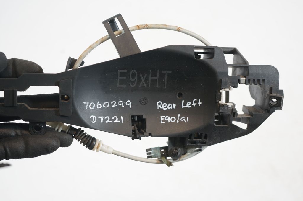 Rear door exterior handle/bracket (7)