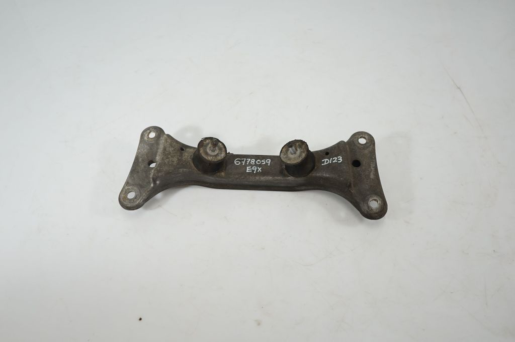 Gearbox mounting bracket