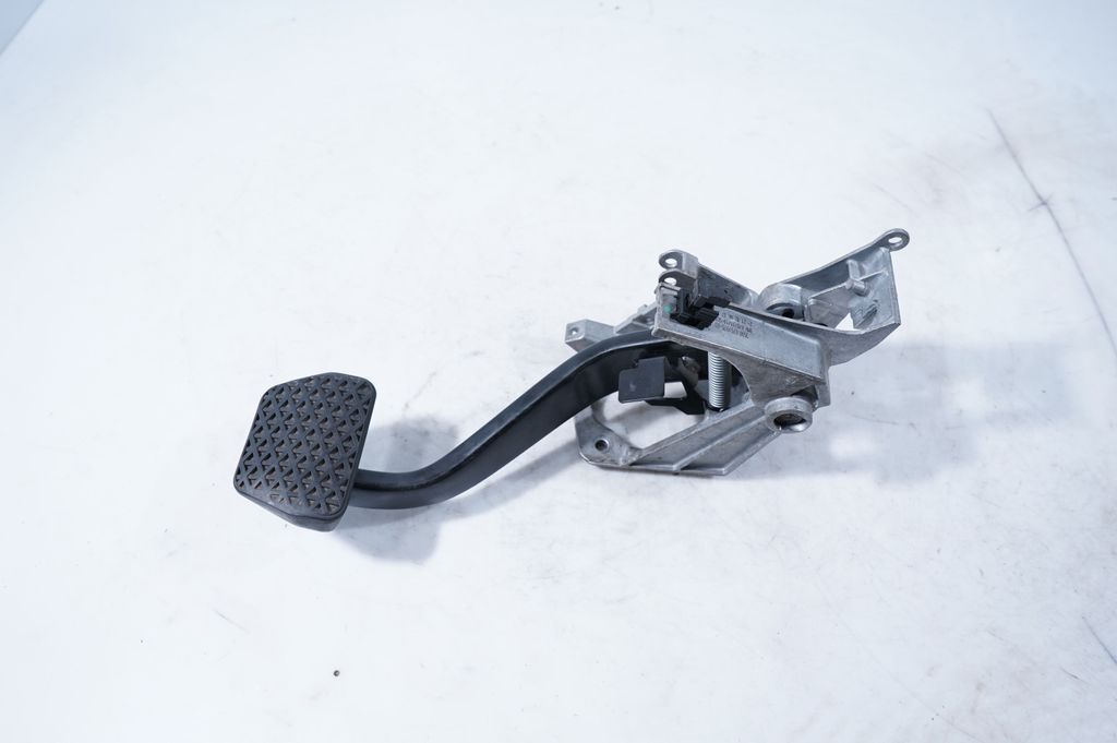 Brake pedal (5)