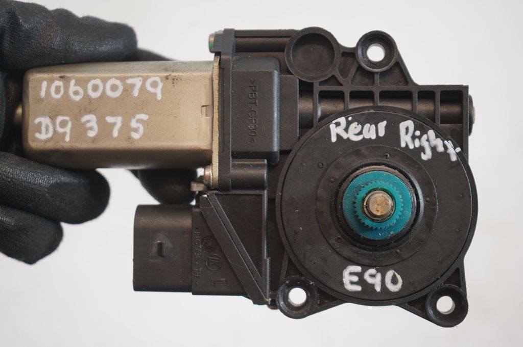 Rear door window regulator with motor (9)