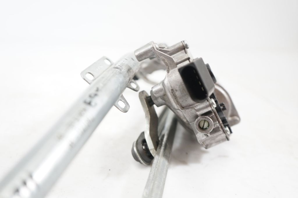 Front wiper linkage and motor (8)