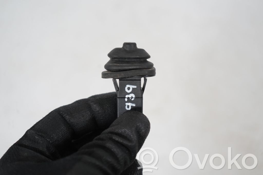 Fuel tank cap lock (6)