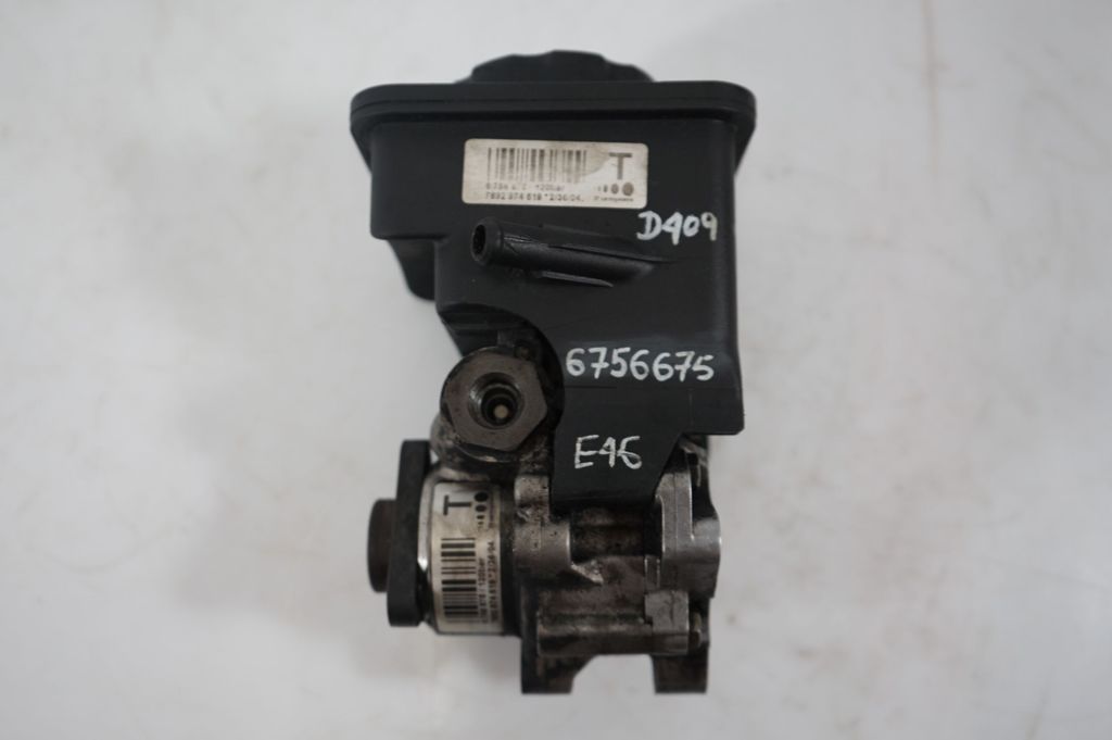 Power steering pump (10)