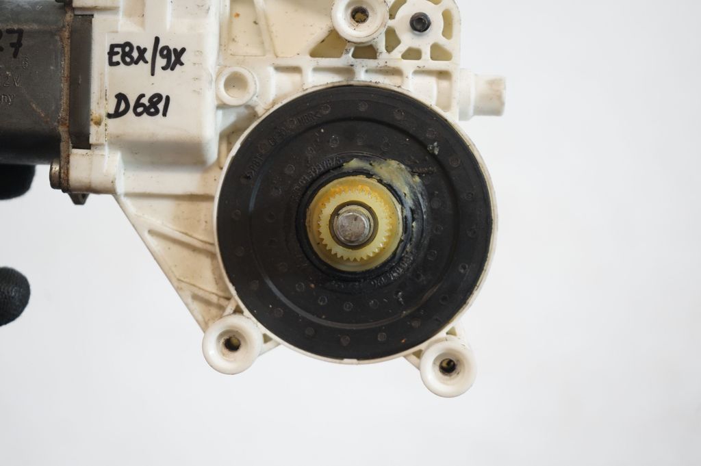 Front door window regulator with motor (7)