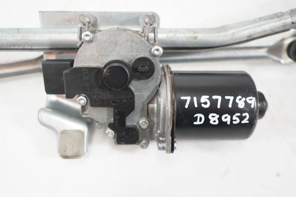 Front wiper linkage and motor (9)