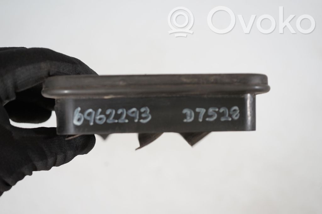 Quarter panel pressure vent (8)