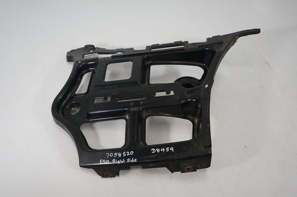 Rear bumper mounting bracket