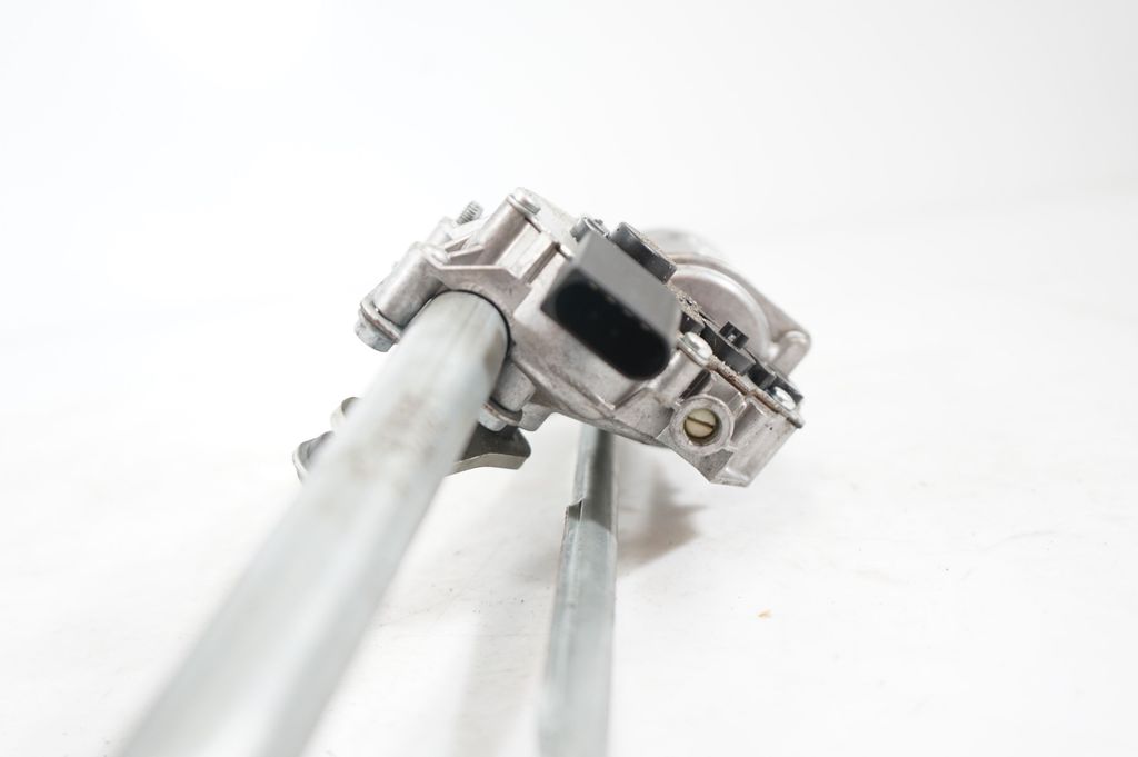 Front wiper linkage and motor (9)