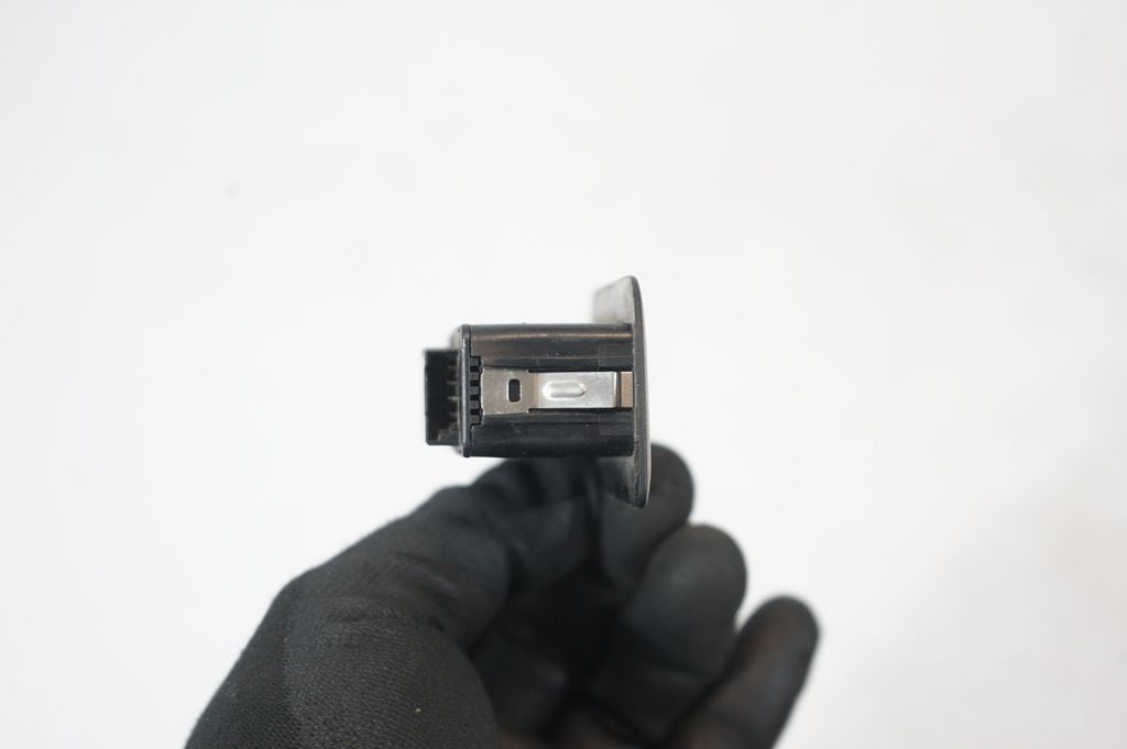Tailgate/boot open switch button (6)