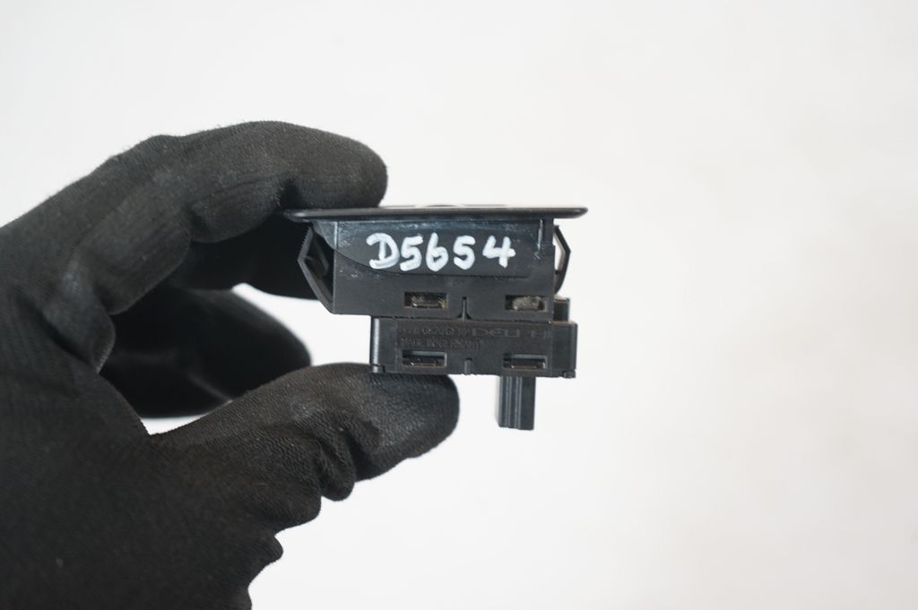 Electric window control switch (8)