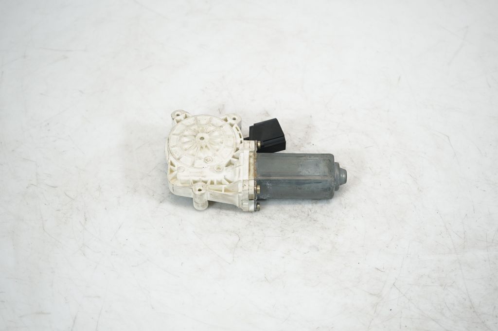 Rear door window regulator with motor (5)