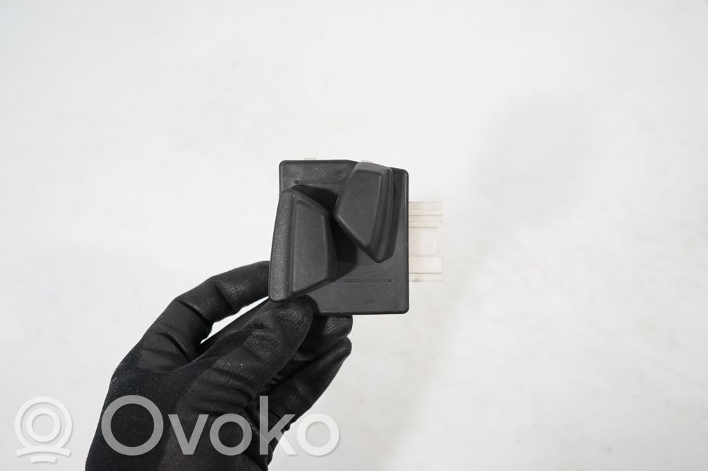 Seat control switch (7)