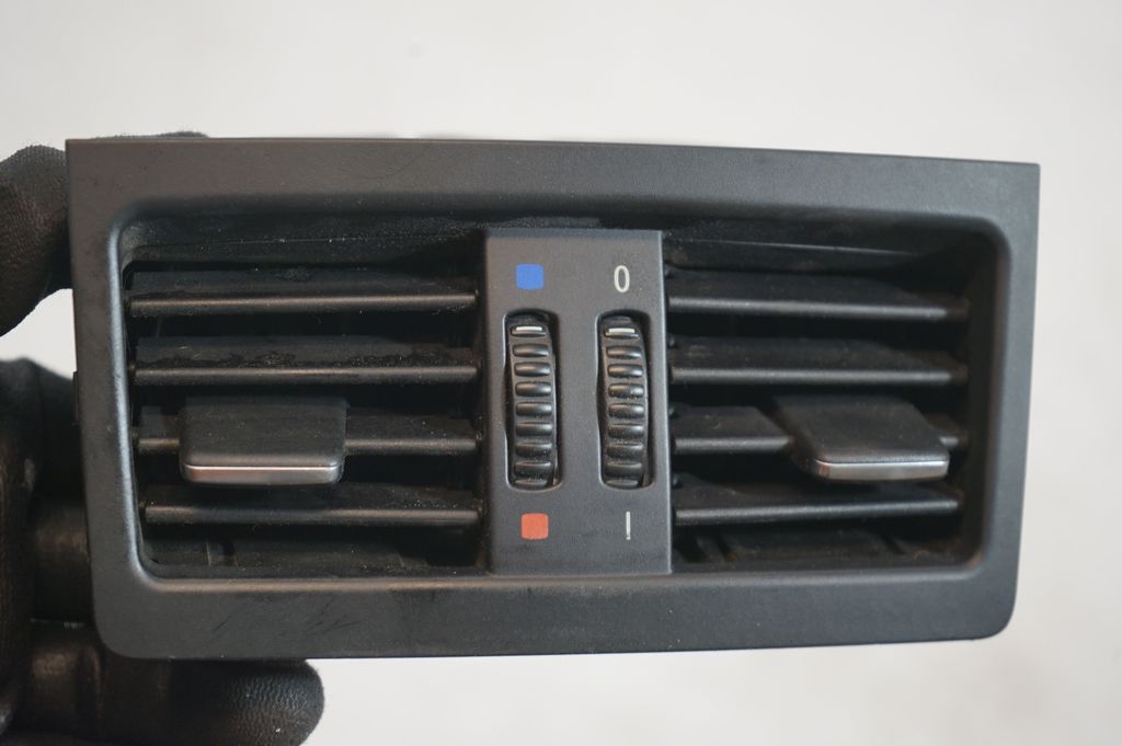 Rear air vent grill (7)