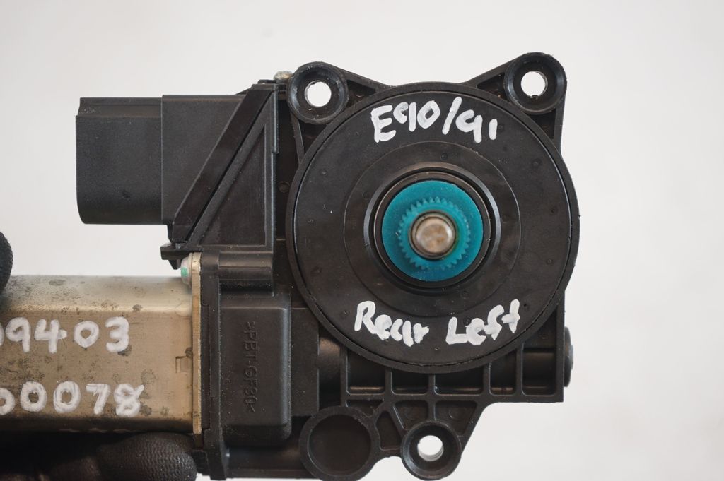 Rear door window regulator with motor (8)