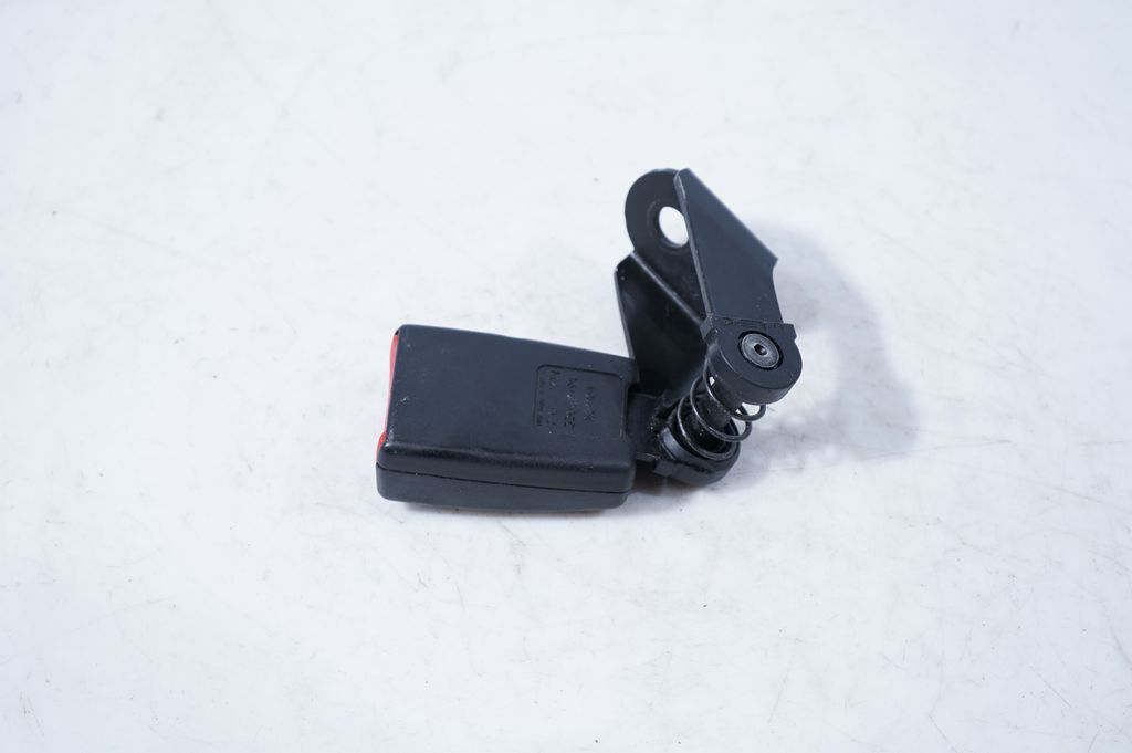 Rear seatbelt buckle (6)