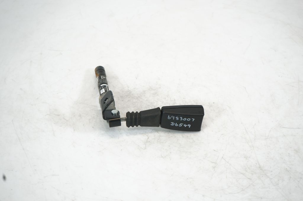 Rear seatbelt buckle