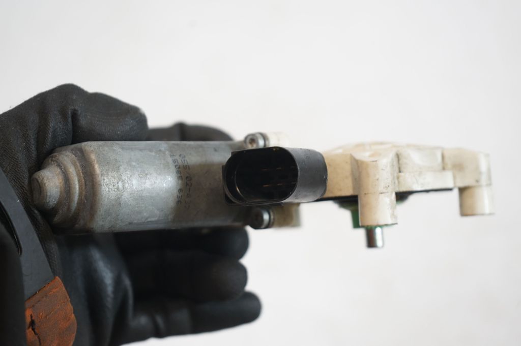 Rear door window regulator with motor (6)