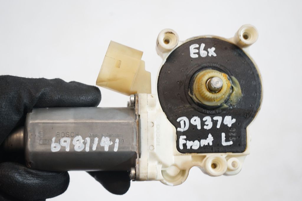 Front door window regulator with motor (8)