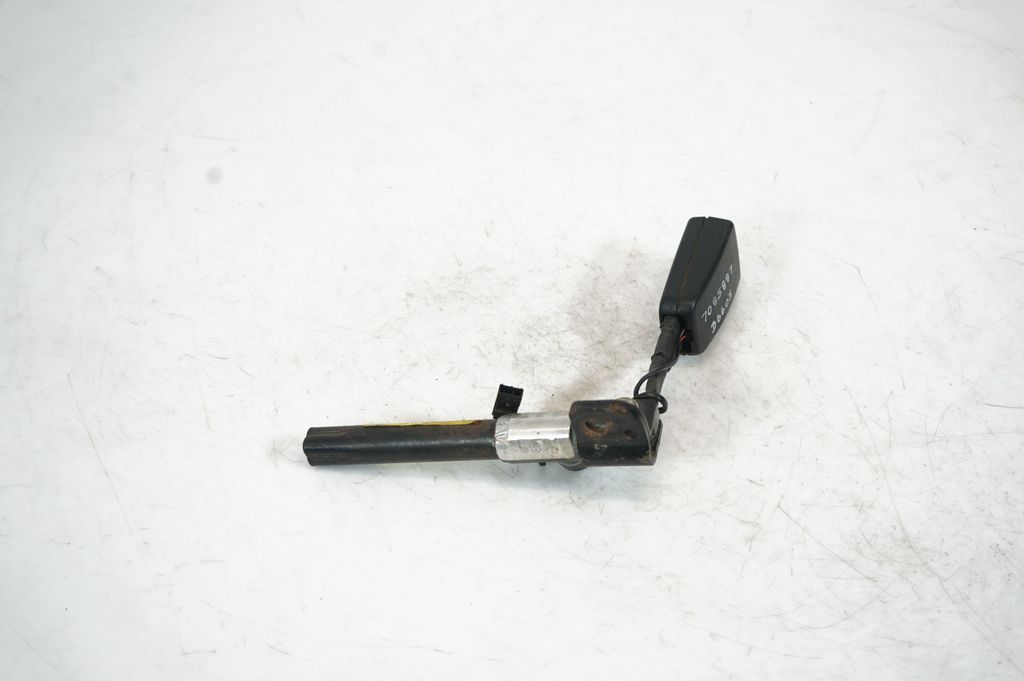 Rear seatbelt buckle