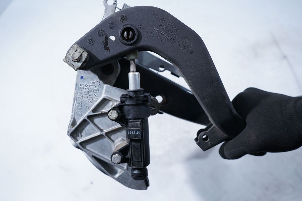 Pedal assembly (6)