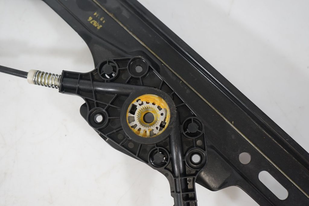 Front door window regulator with motor (7)