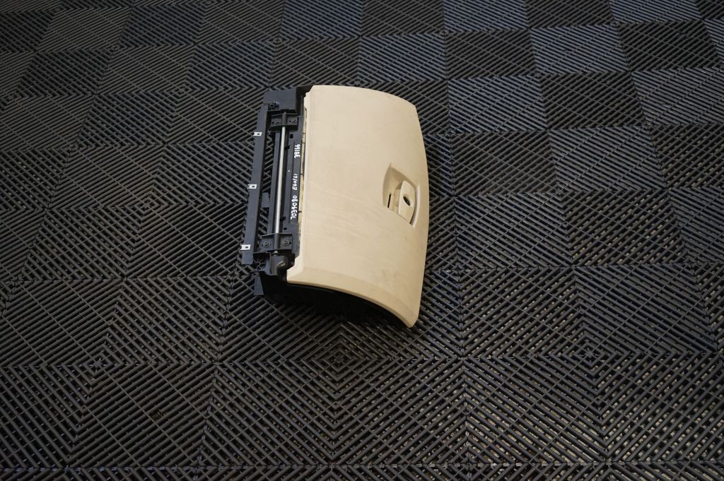 Glove box (4)