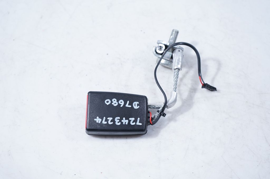 Rear seatbelt buckle (3)