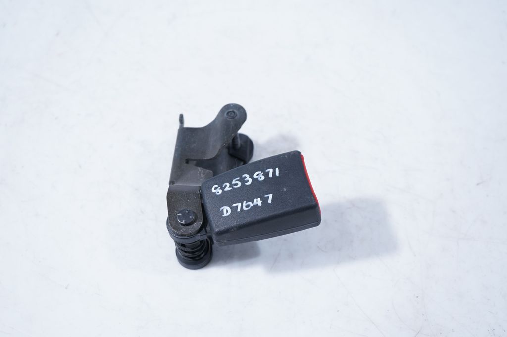 Rear seatbelt buckle (5)