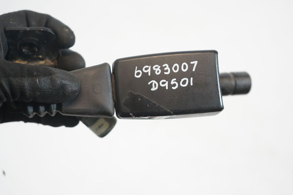 Rear seatbelt buckle (7)