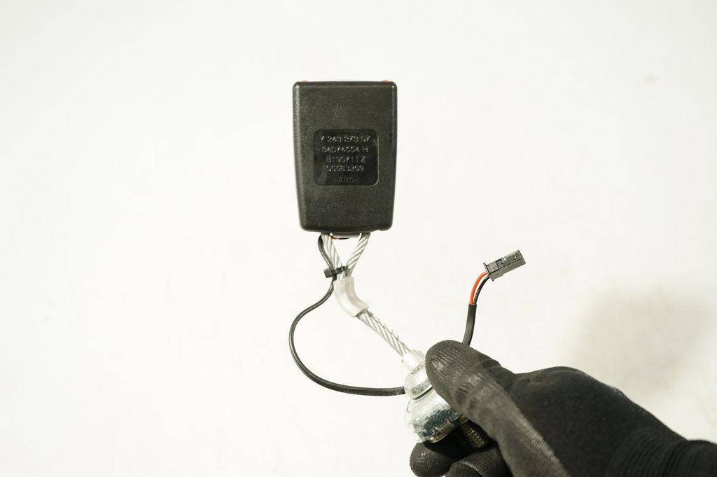 Rear seatbelt buckle (8)