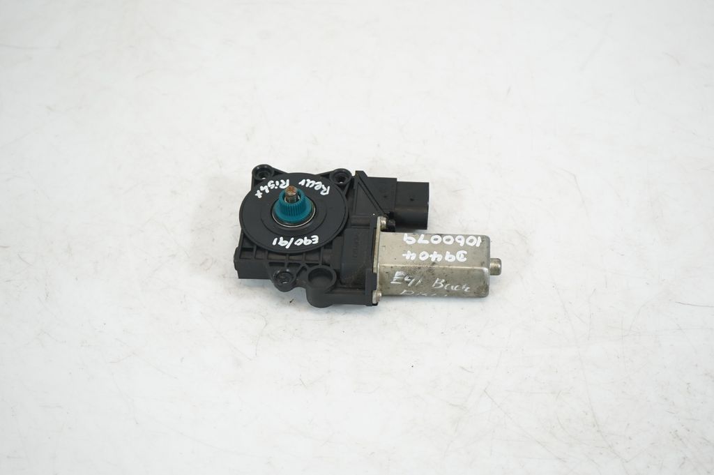 Rear door window regulator with motor (3)