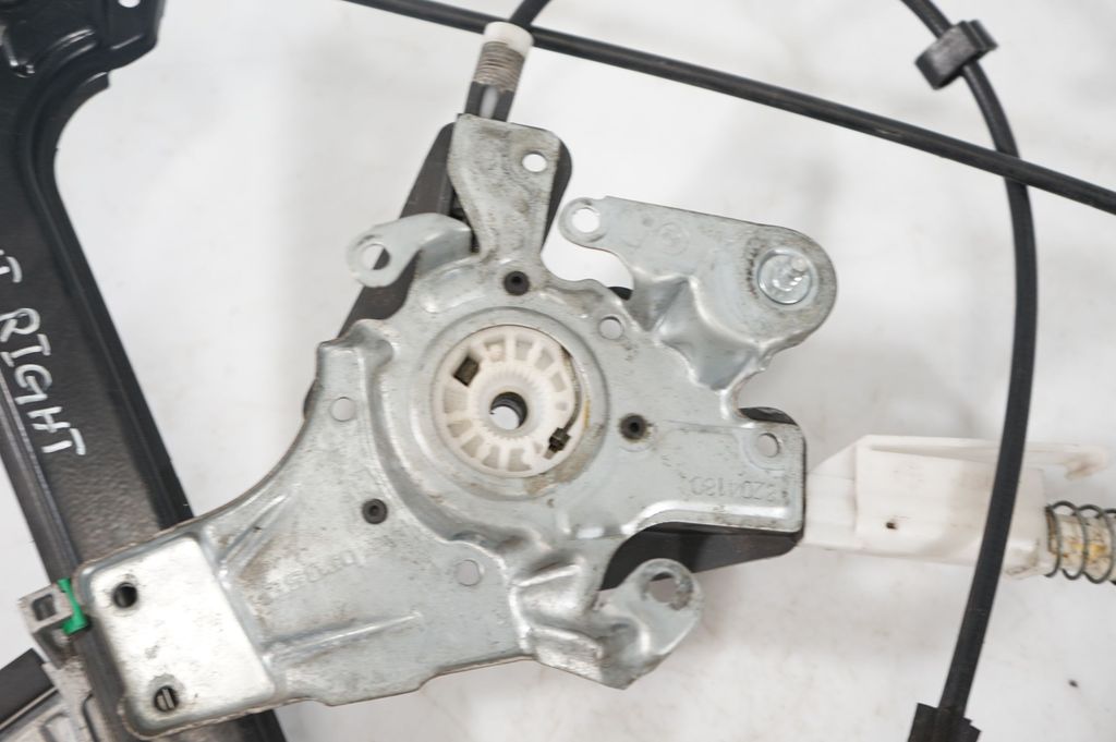 Front door window regulator with motor (8)