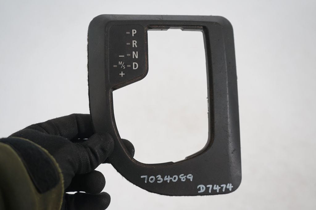 Gear shifter surround trim plastic (7)