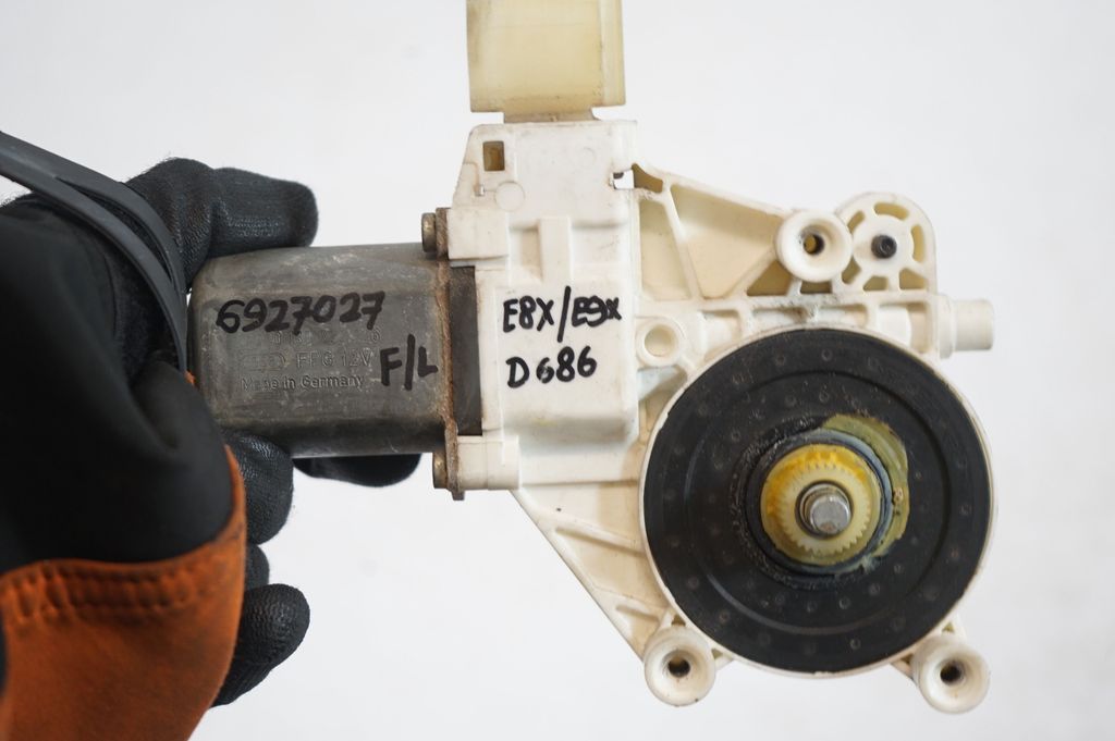 Front door window regulator with motor (8)