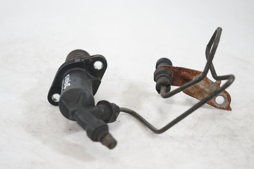 Clutch master cylinder (7)