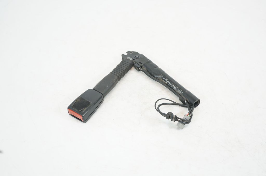 Front seatbelt buckle (7)