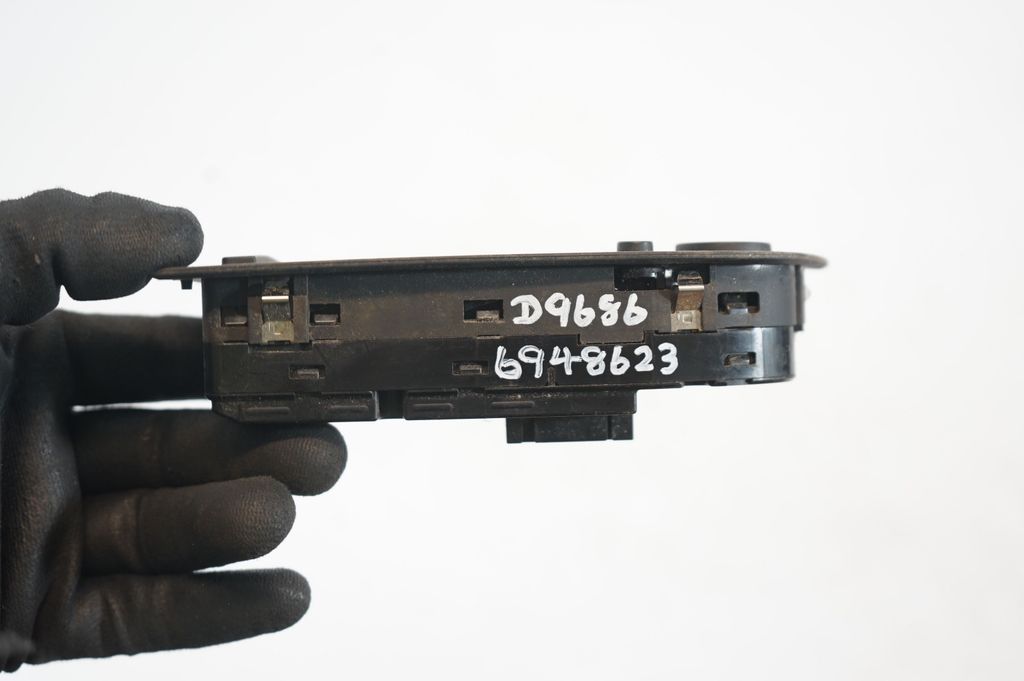 Electric window control switch (9)