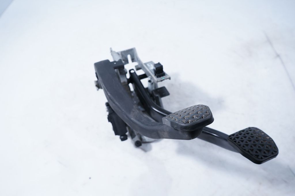 Pedal assembly (4)