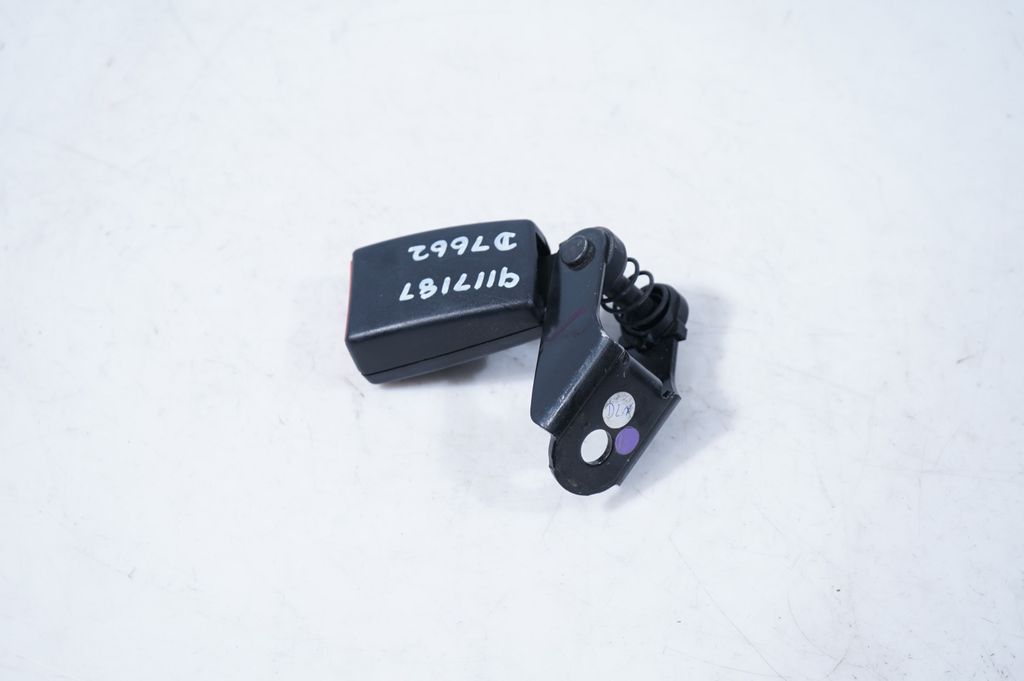 Rear seatbelt buckle (3)