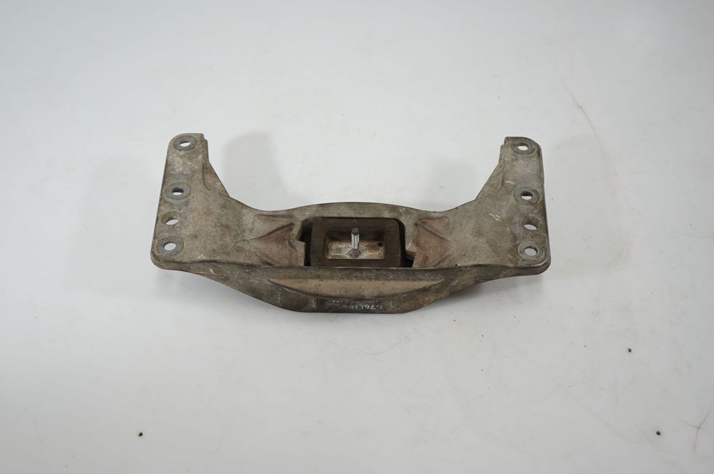 Gearbox mounting bracket