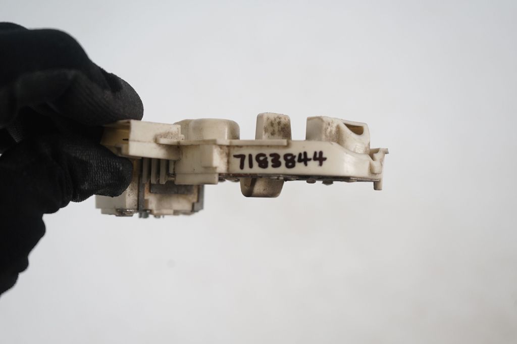 Tail light bulb cover holder (8)