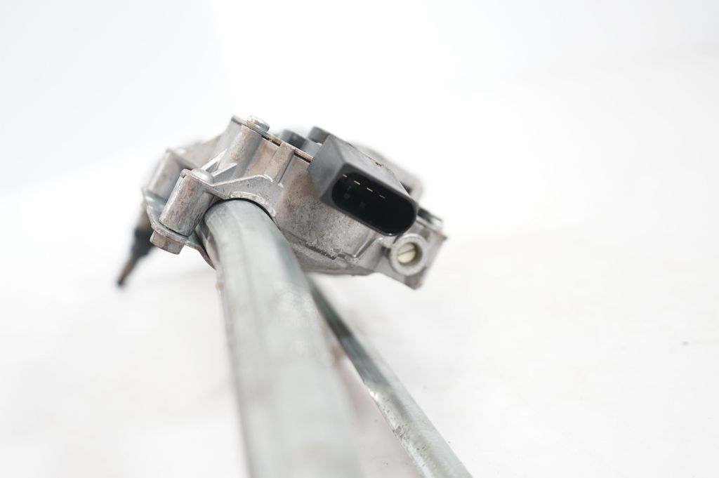 Front wiper linkage and motor (9)