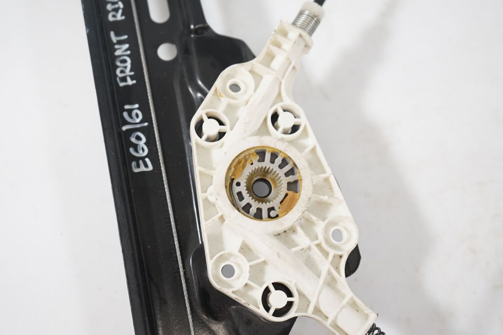 Front door window regulator with motor (8)