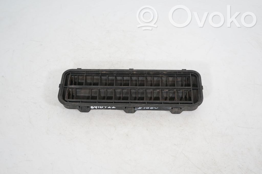 Quarter panel pressure vent