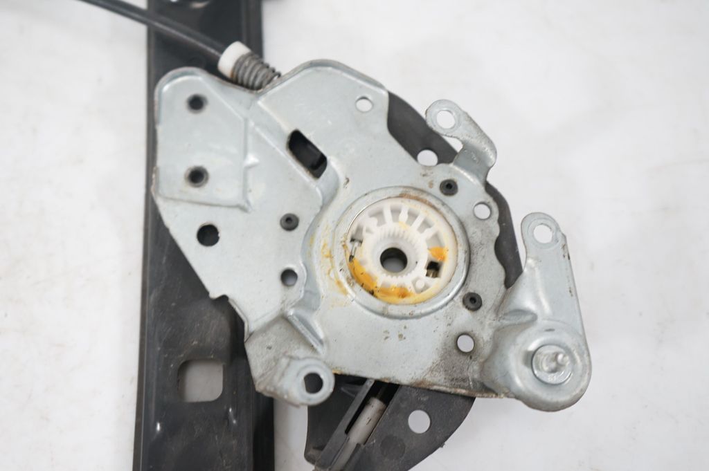 Front door window regulator with motor (8)