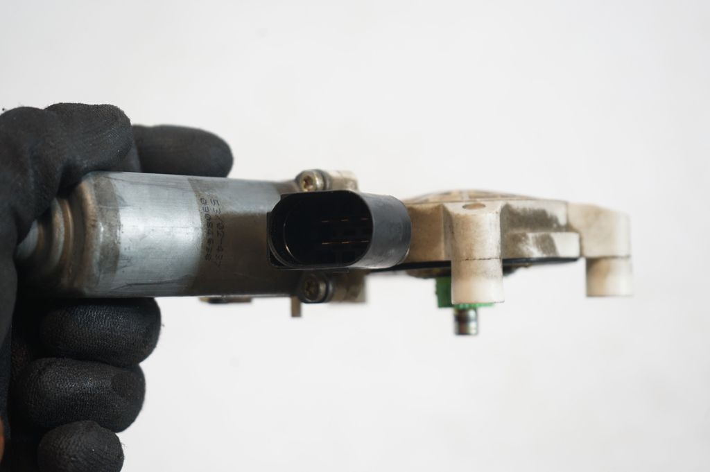 Front door window regulator motor (6)